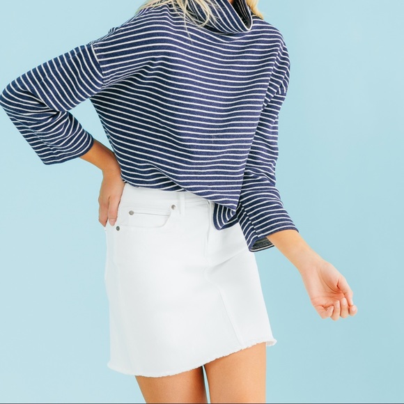 Vineyard Vines Dresses & Skirts - Vineyard Vines White Denim skirt. Size 2